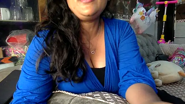 HaaniKaur online show from May 6, 2026, 7:35 am