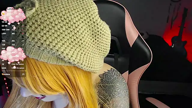 Snapshot of Theprojectsaraa chatting on October 19, 2025, 8:09 pm Theprojectsaraa online show from October 19, 2025, 8:09 pm