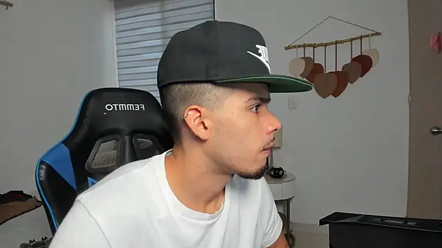 mateoleonee online show from February 14, 2026, 7:54 pm