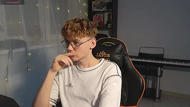 Snapshot of Keytaro chatting on February 18, 2025, 5:42 pm Keytaro online show from February 18, 2025, 5:42 pm