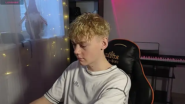 Snapshot of Keytaro chatting on March 2, 2025, 3:05 pm Keytaro online show from March 2, 2025, 3:05 pm