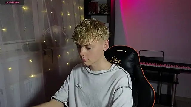 Snapshot of Keytaro chatting on March 5, 2025, 6:45 pm Keytaro online show from March 5, 2025, 6:45 pm