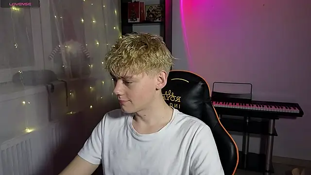 Snapshot of Keytaro chatting on March 8, 2025, 8:14 pm Keytaro online show from March 8, 2025, 8:14 pm