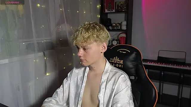 Snapshot of Keytaro chatting on March 11, 2025, 5:35 pm Keytaro online show from March 11, 2025, 5:35 pm