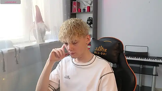 Snapshot of Keytaro chatting on March 15, 2025, 11:19 am Keytaro online show from March 15, 2025, 11:19 am