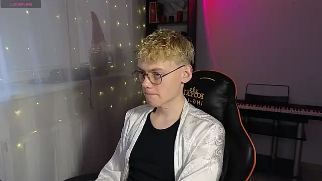 Snapshot of Keytaro chatting on March 18, 2025, 3:10 pm Keytaro online show from March 18, 2025, 3:10 pm