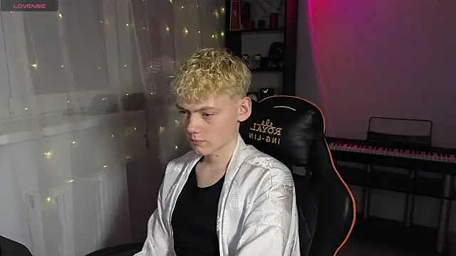 Snapshot of Keytaro chatting on March 18, 2025, 6:59 pm Keytaro online show from March 18, 2025, 6:59 pm