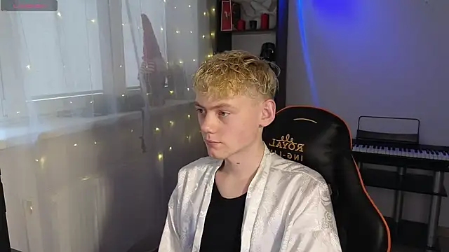 Snapshot of Keytaro chatting on March 19, 2025, 2:57 pm Keytaro online show from March 19, 2025, 2:57 pm