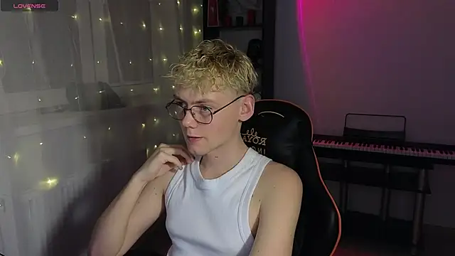 Snapshot of Keytaro chatting on March 22, 2025, 11:53 pm Keytaro online show from March 22, 2025, 11:53 pm