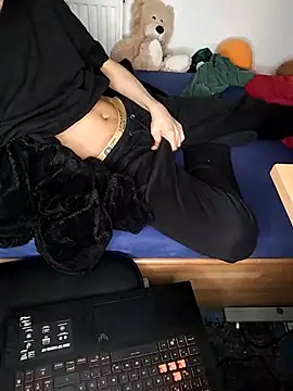 Snapshot of Dennis_2024 chatting on November 20, 2025, 7:57 pm Dennis 2024 online show from November 20, 2025, 7:57 pm