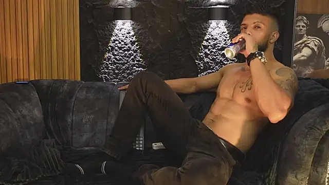 Snapshot of DannSaenz chatting on October 26, 2025, 4:02 pm DannSaenz online show from October 26, 2025, 4:02 pm