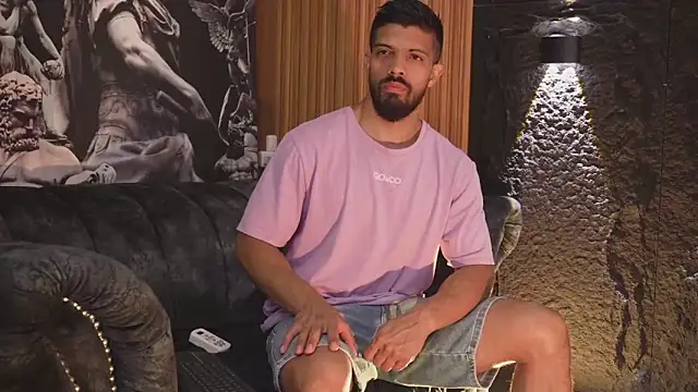 Snapshot of DannSaenz chatting on November 3, 2025, 2:40 pm DannSaenz online show from November 3, 2025, 2:40 pm