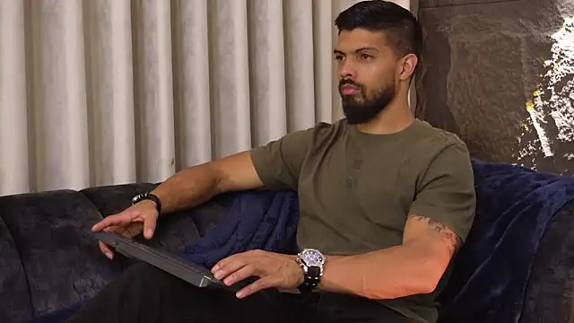 Snapshot of DannSaenz chatting on November 18, 2025, 11:58 am DannSaenz online show from November 18, 2025, 11:58 am