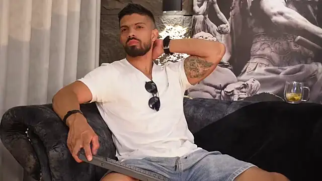 Snapshot of DannSaenz chatting on November 21, 2025, 4:16 pm DannSaenz online show from November 21, 2025, 4:16 pm