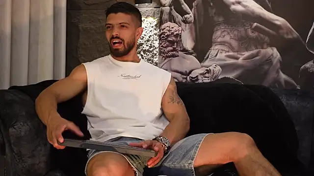 Snapshot of DannSaenz chatting on November 25, 2025, 2:28 pm DannSaenz online show from November 25, 2025, 2:28 pm