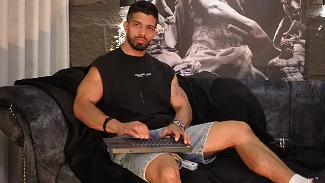 Snapshot of DannSaenz chatting on November 26, 2025, 8:43 pm DannSaenz online show from November 26, 2025, 8:43 pm