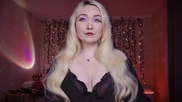 Snapshot of AllisonBlack_ chatting on October 6, 2025, 8:39 pm AllisonBlack online show from October 6, 2025, 8:39 pm