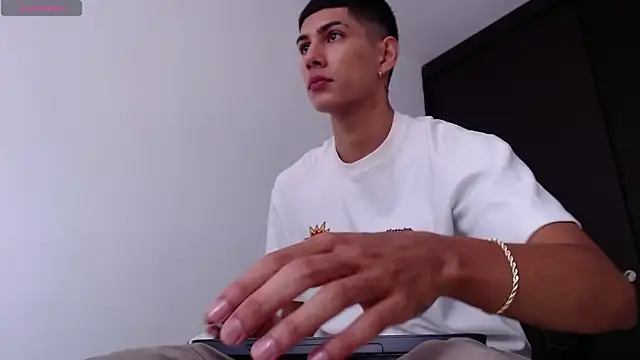 Snapshot of Valerio_20 chatting on February 11, 2025, 3:40 pm Valerio 20 online show from February 11, 2025, 3:40 pm