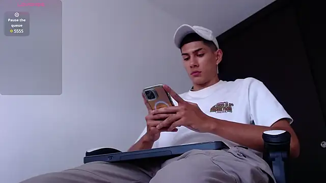 Snapshot of Valerio_20 chatting on February 11, 2025, 7:48 pm Valerio 20 online show from February 11, 2025, 7:48 pm