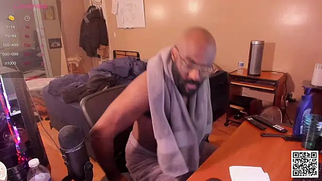 Snapshot of MrChuckDailyXXX chatting on December 6, 2024, 8:15 am MrChuckDailyXXX online show from December 6, 2024, 8:15 am