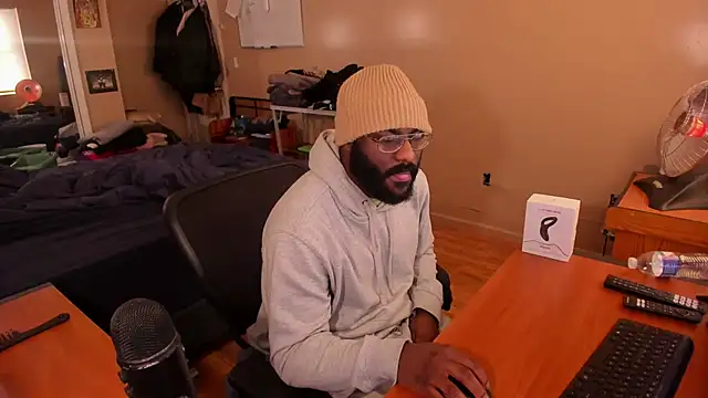 Snapshot of MrChuckDailyXXX chatting on December 23, 2024, 1:24 pm MrChuckDailyXXX online show from December 23, 2024, 1:24 pm