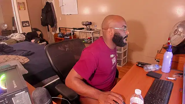 Snapshot of MrChuckDailyXXX chatting on January 7, 2025, 5:54 am MrChuckDailyXXX online show from January 7, 2025, 5:54 am