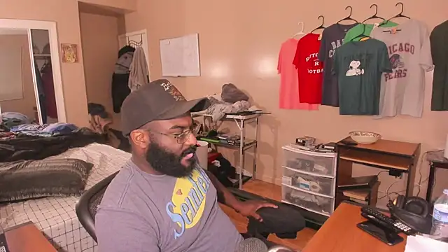 Snapshot of MrChuckDailyXXX chatting on October 8, 2025, 5:05 am MrChuckDailyXXX online show from October 8, 2025, 5:05 am