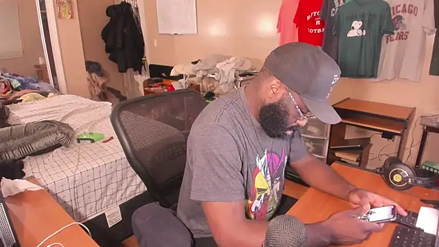 Snapshot of MrChuckDailyXXX chatting on October 9, 2025, 10:52 pm MrChuckDailyXXX online show from October 9, 2025, 10:52 pm