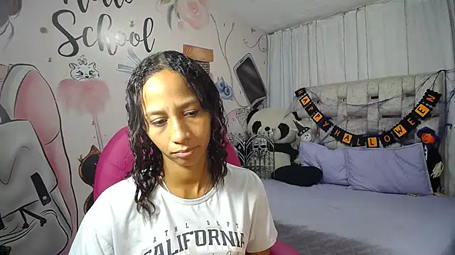 Snapshot of EMMA_SWEETT1 chatting on October 14, 2025, 6:31 pm EMMA SWEETT1 online show from October 14, 2025, 6:31 pm