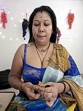 YOUR LOVELY-40 online show from November 1, 2025, 7:43 am