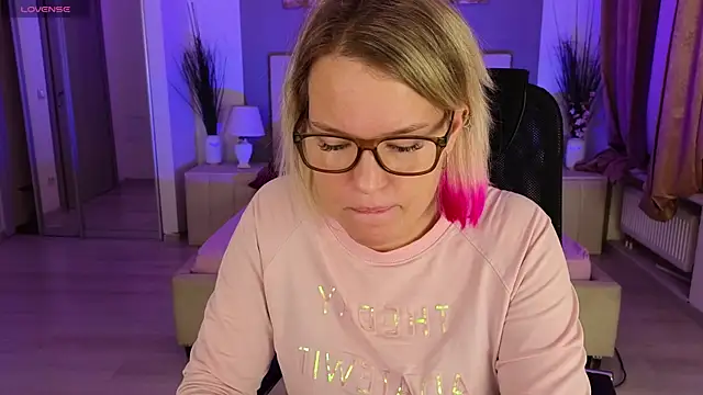 EVAshinyGIRL online show from December 16, 2024, 7:37 am