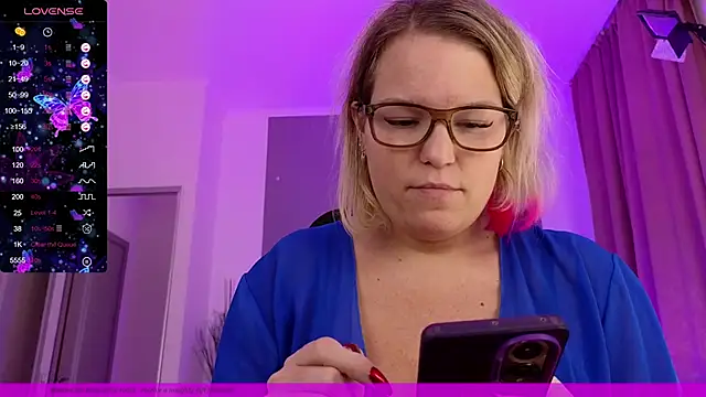 EVAshinyGIRL online show from January 5, 2025, 11:15 am