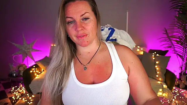 KiraCandyS online show from June 4, 2026, 8:04 pm