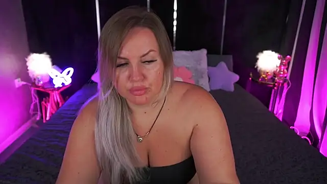 KiraCandyS online show from June 9, 2026, 8:42 pm
