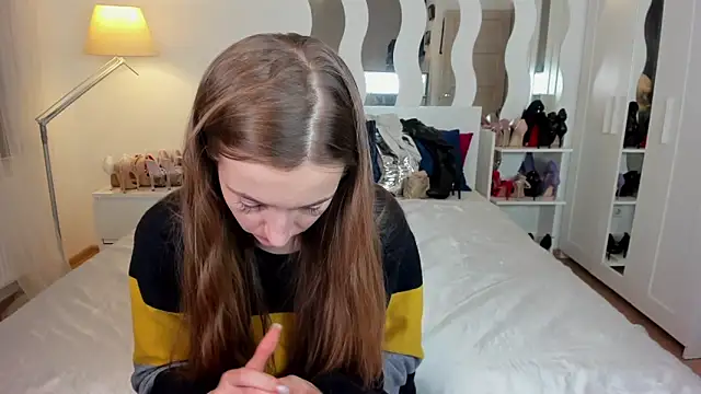 KateRedgar online show from March 5, 2025, 4:46 pm