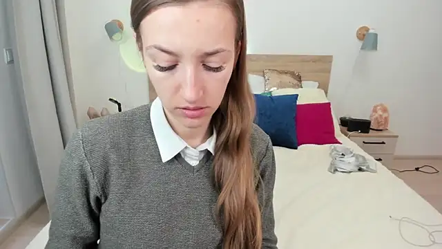 KateRedgar online show from October 7, 2025, 1:41 pm