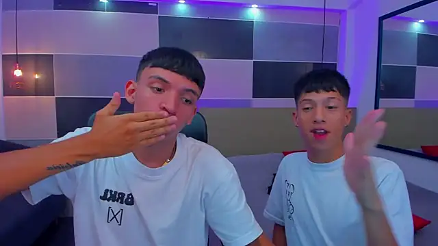 Snapshot of Juan_Nd_Steven chatting on March 5, 2025, 4:24 am Juan Nd Steven online show from March 5, 2025, 4:24 am