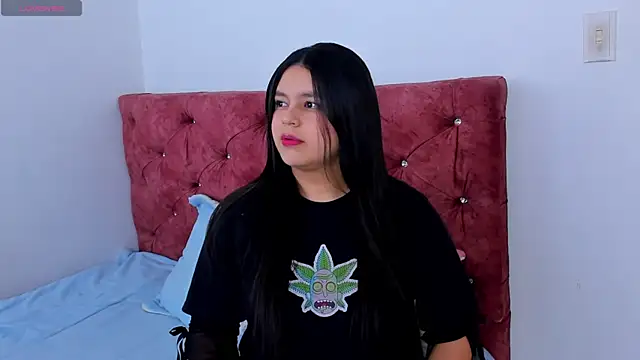 skyhotgirll online show from May 13, 2026, 7:11 pm
