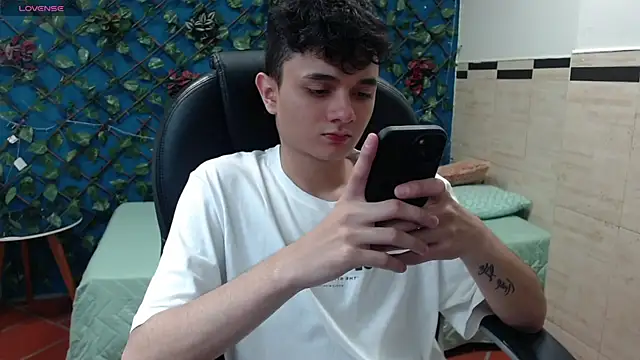 Waturox online show from February 13, 2025, 7:31 pm