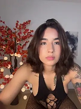 VictoriaHiill online show from May 3, 2026, 6:14 pm