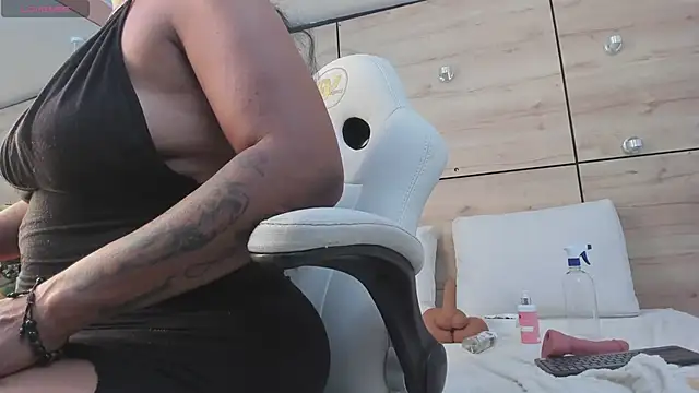 Snapshot of martina_touss chatting on February 24, 2025, 2:08 am martina touss online show from February 24, 2025, 2:08 am