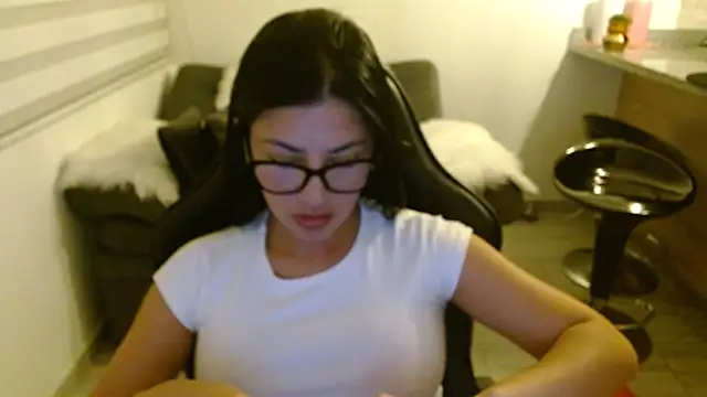 Snapshot of Charlotte_cute18 chatting on June 14, 2026, 2:46 am Charlotte cute18 online show from June 14, 2026, 2:46 am