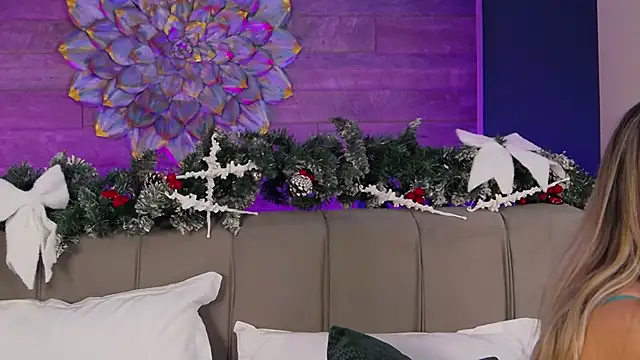 LoraDevine online show from December 15, 2025, 8:35 pm