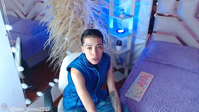 Jonesliam23 online show from October 7, 2025, 7:33 pm