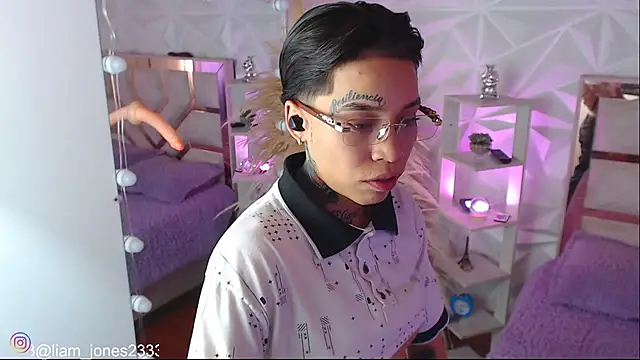 Jonesliam23 online show from October 22, 2025, 7:13 pm