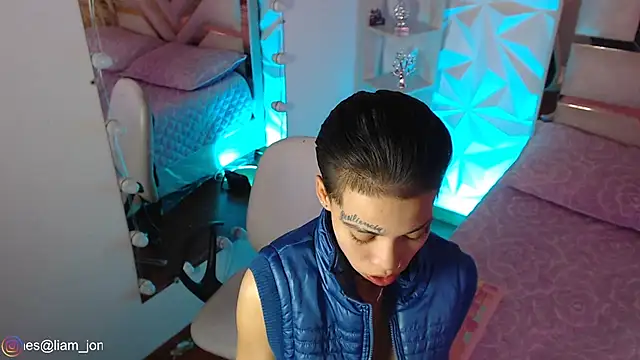 Jonesliam23 online show from May 1, 2026, 8:13 pm