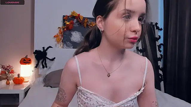 Snapshot of RenetTolken chatting on October 18, 2025, 9:21 am RenetTolken online show from October 18, 2025, 9:21 am