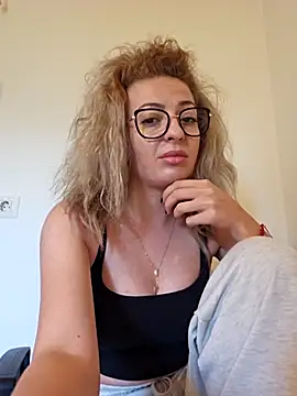 Snapshot of Selenna_emma chatting on September 15, 2025, 2:28 pm Selenna emma online show from September 15, 2025, 2:28 pm