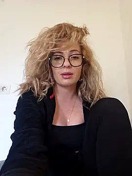 Snapshot of Selenna_emma chatting on September 17, 2025, 11:34 am Selenna emma online show from September 17, 2025, 11:34 am