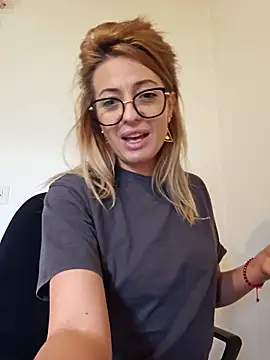 Snapshot of Selenna_emma chatting on October 15, 2025, 11:21 am Selenna emma online show from October 15, 2025, 11:21 am